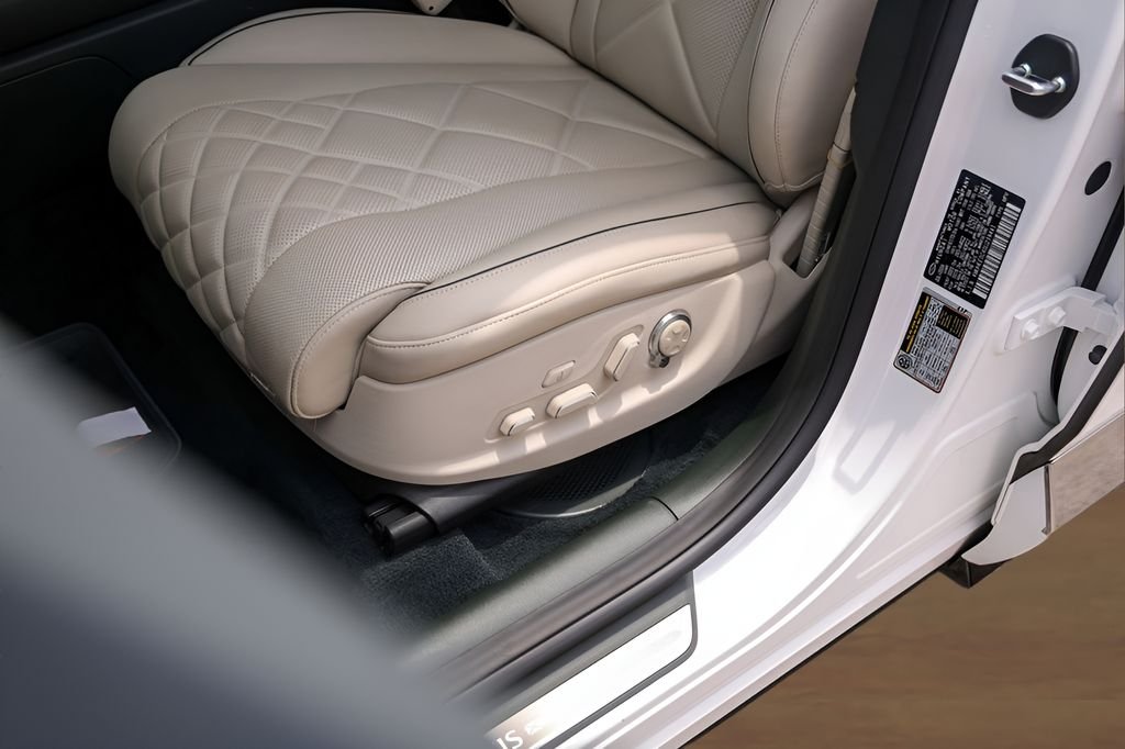 Used 2025 White Genesis 3.5T Prestige image 8
