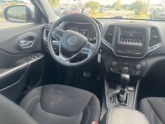 Used 2019 Silver Jeep Latitude image 20