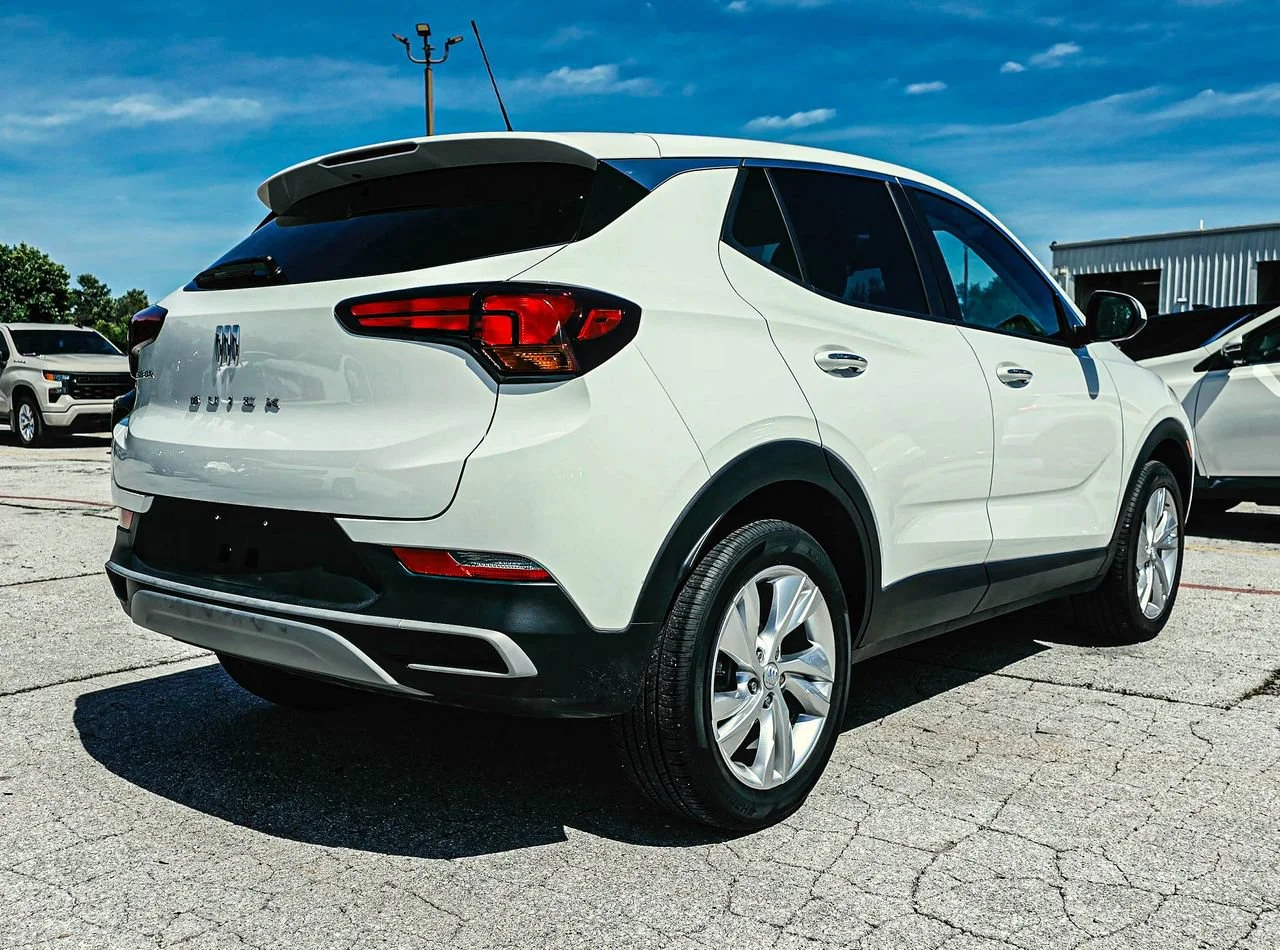 Used 2025 Summit White Buick Preferred image 5