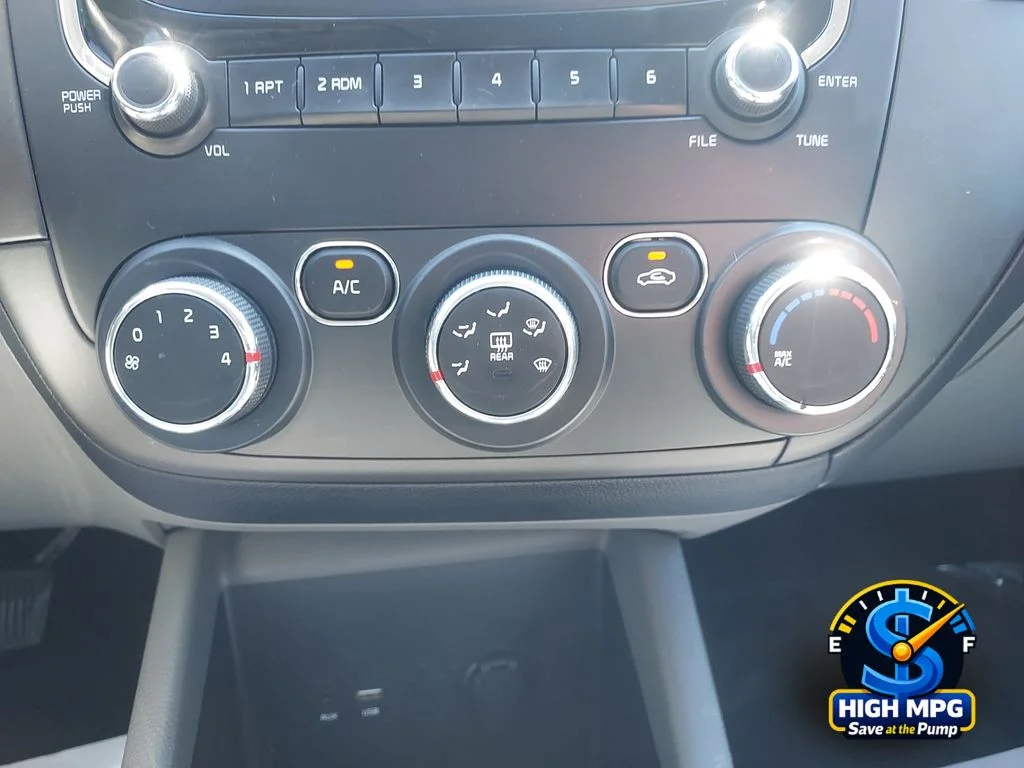 Used 2017 White Kia LX image 18