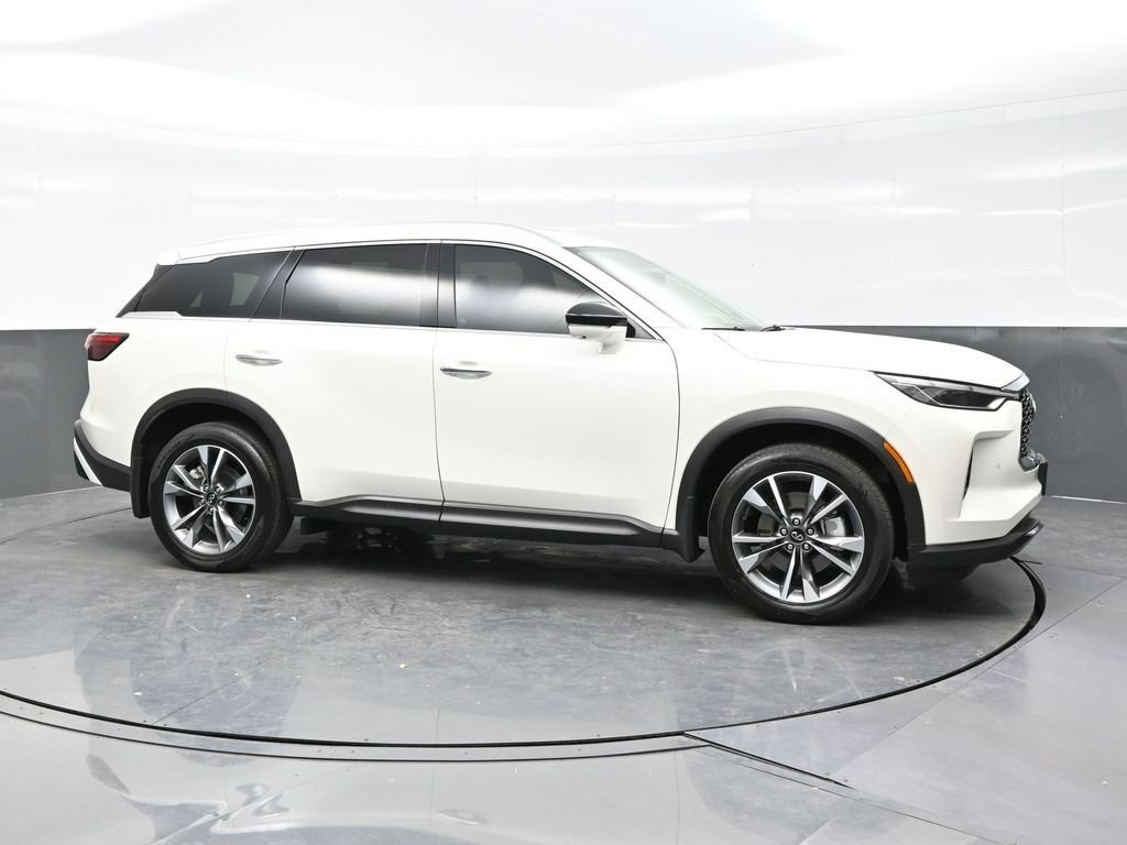 Used 2023 White INFINITI LUXE image 8
