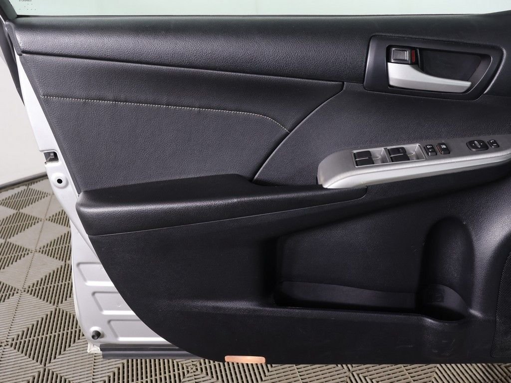 Used 2013 Silver Toyota SE image 19