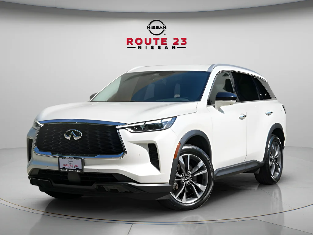 Used 2024 White INFINITI LUXE image 1
