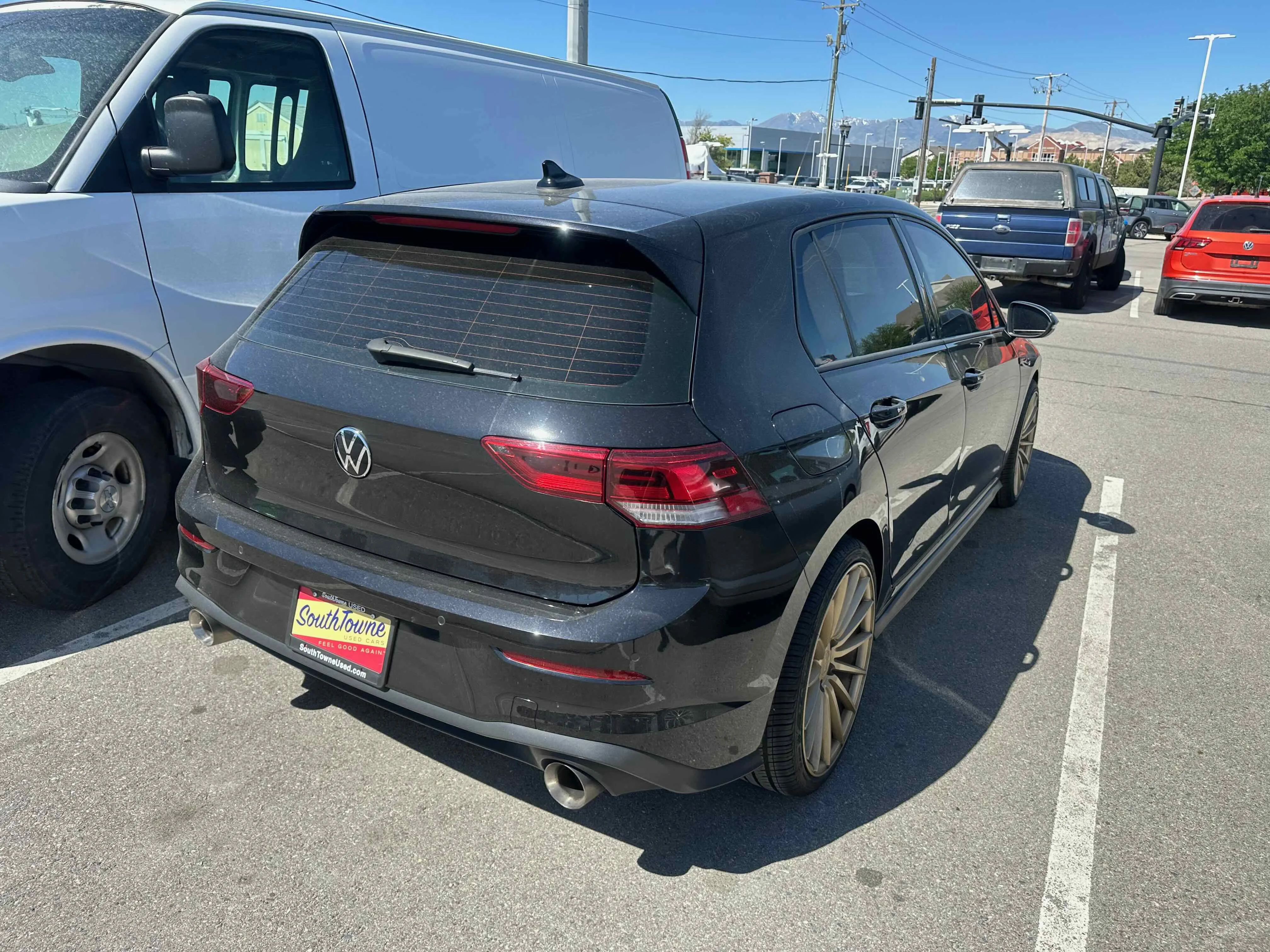 Used 2022 Black Volkswagen SE image 4