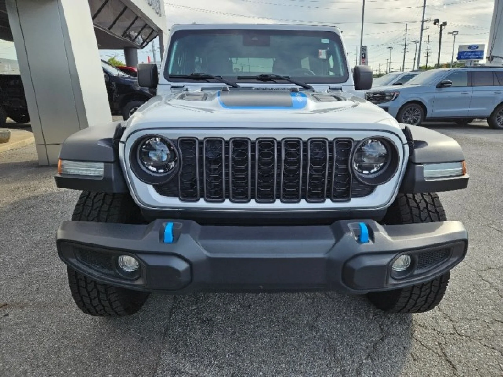 Used 2024 Silver Jeep Rubicon image 9