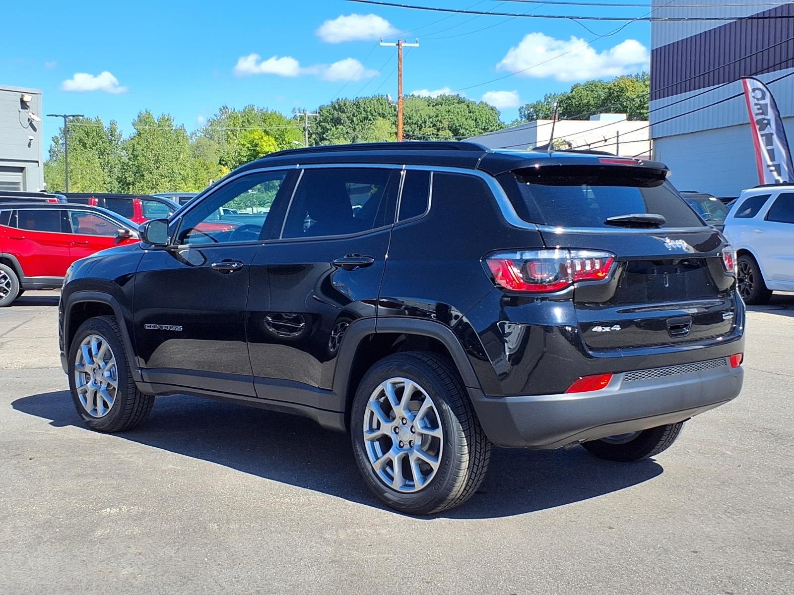 Certified Used 2023 Diamond Black Crystal Pearl Coat Jeep 4x4 Latitude Lux 4dr SUV image 2