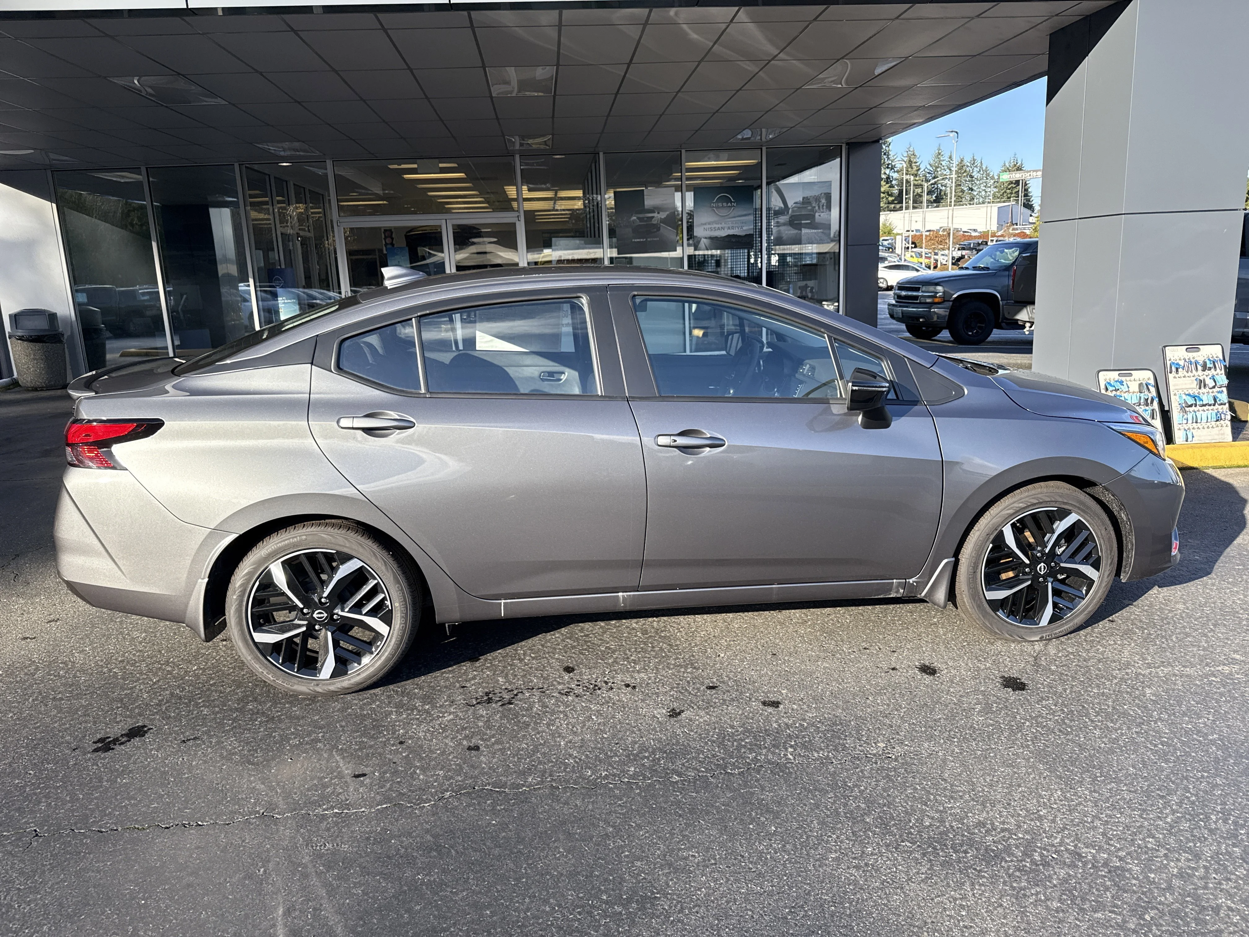 2025 Nissan Versa Sedan SR - Photo 6
