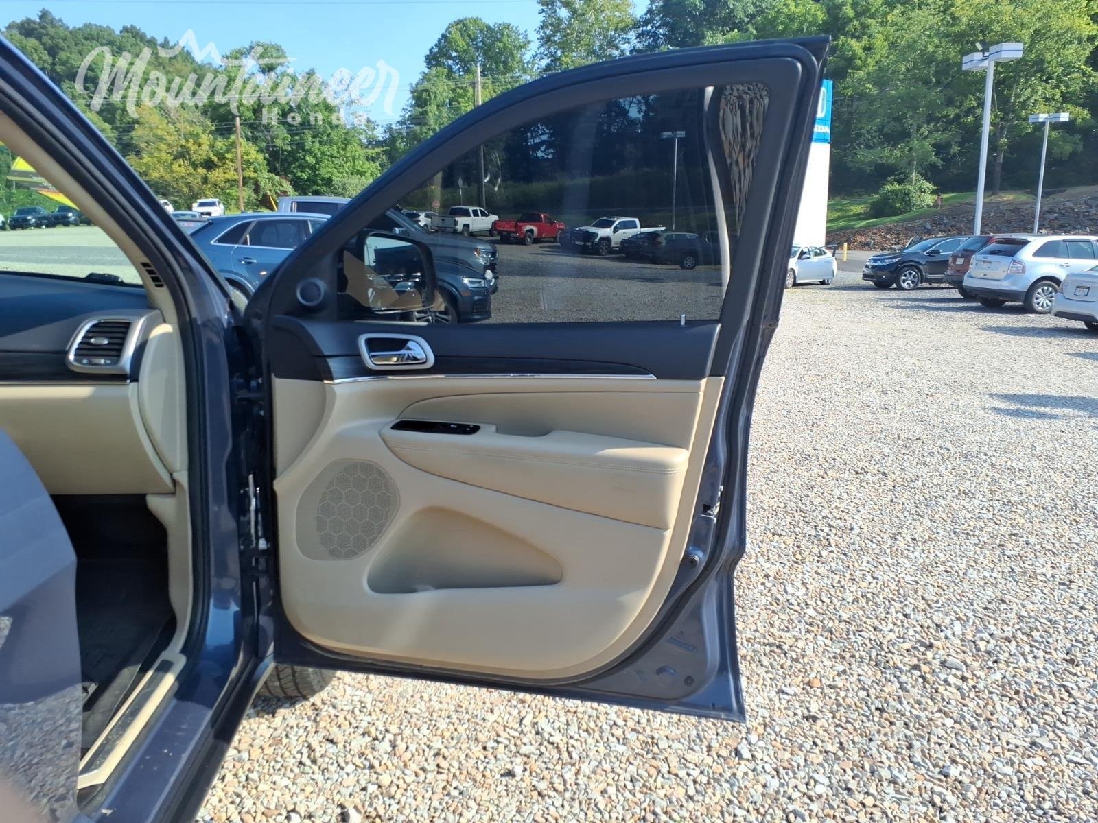 Used 2021 Slate Blue Pearlcoat Jeep Limited image 17