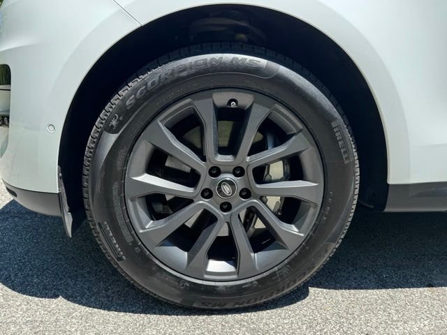 Certified Used 2025 Fuji White Land Rover SE image 2