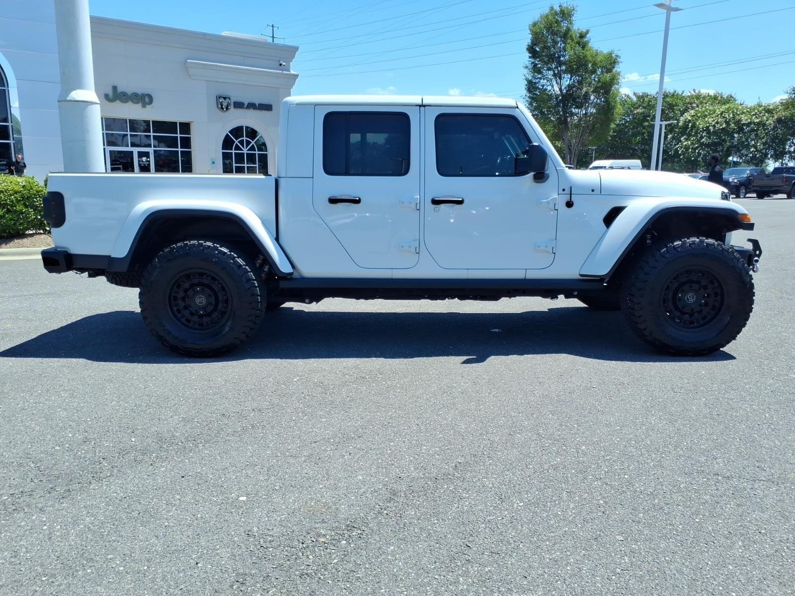 Used 2021 Bright White Clearcoat Jeep Mojave image 11
