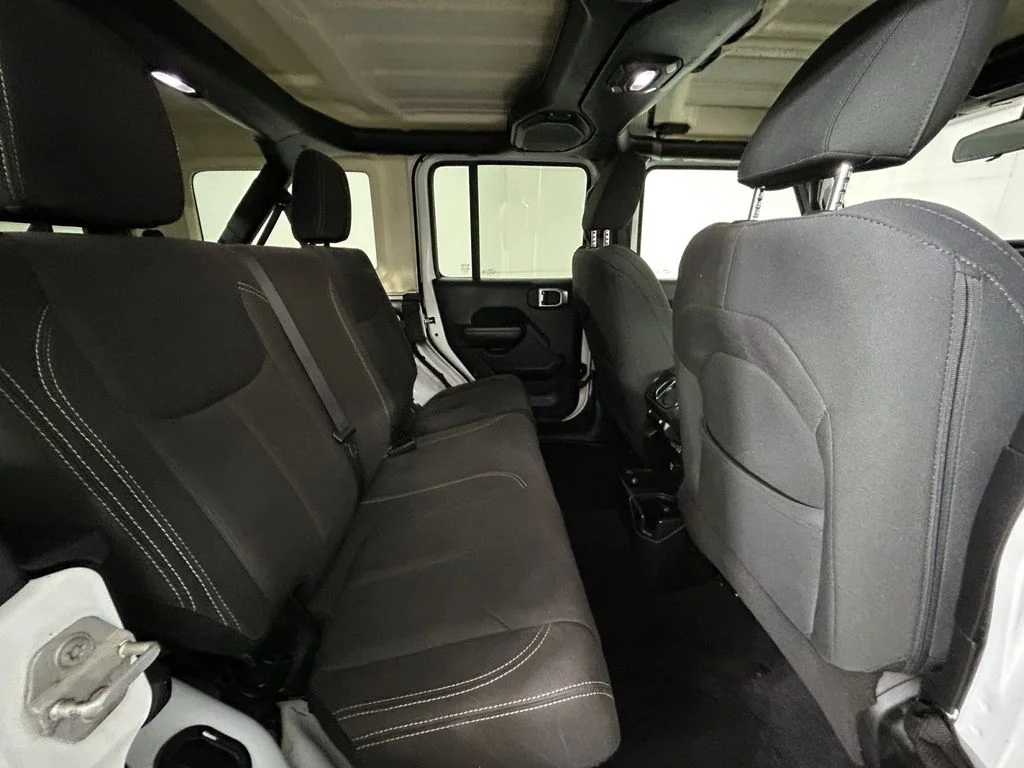 Used 2018 White Jeep Unlimited Rubicon image 17