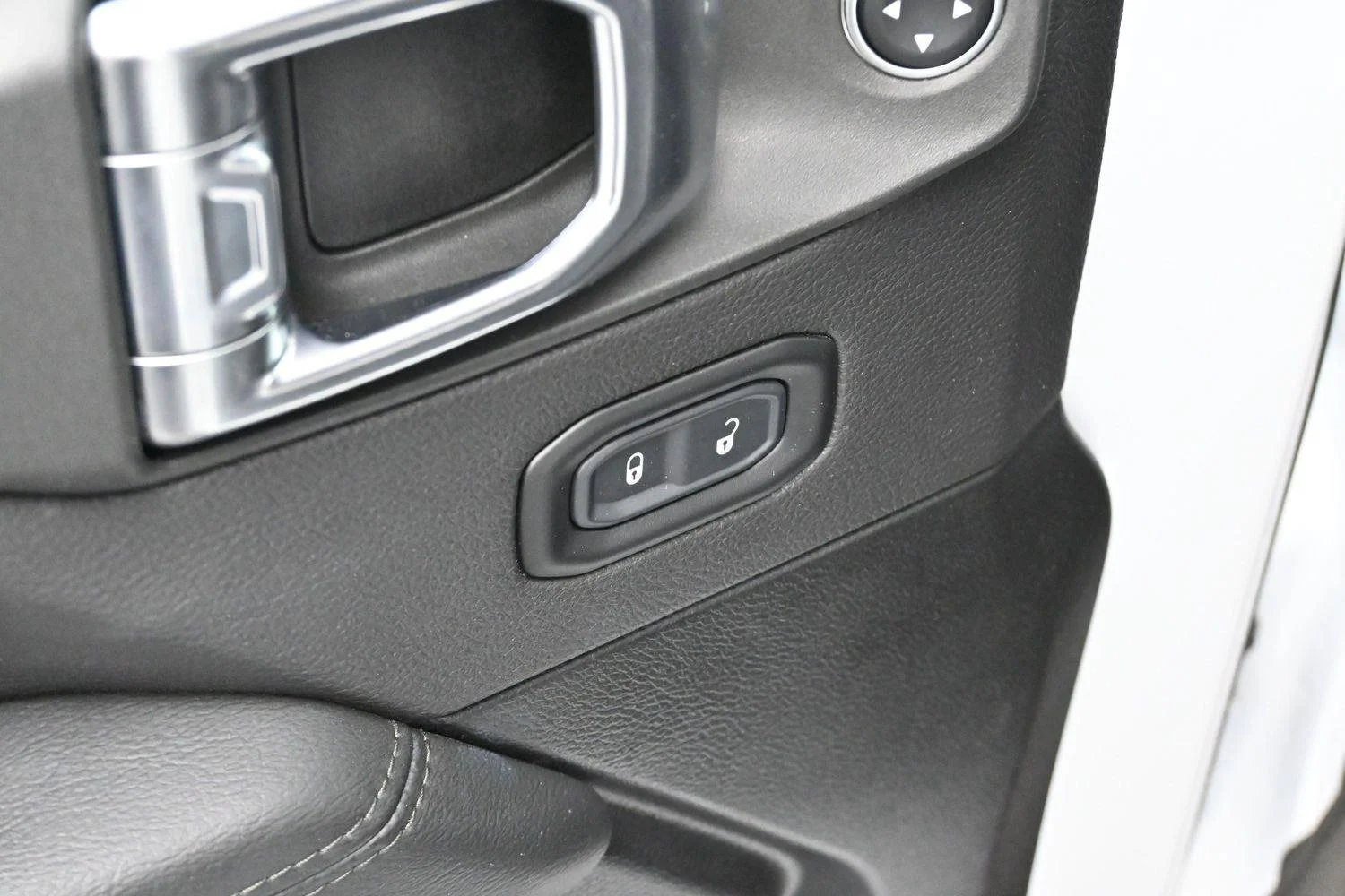 Used 2023 White Jeep Sahara Altitude image 11