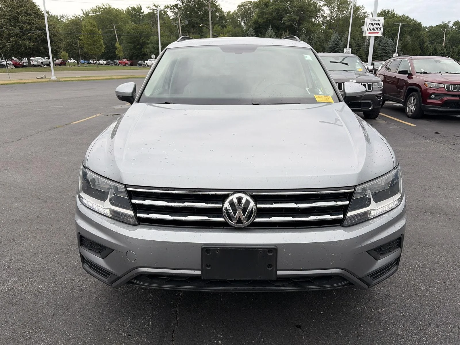 Used 2020 Pyrite Silver Metallic Volkswagen SE image 2