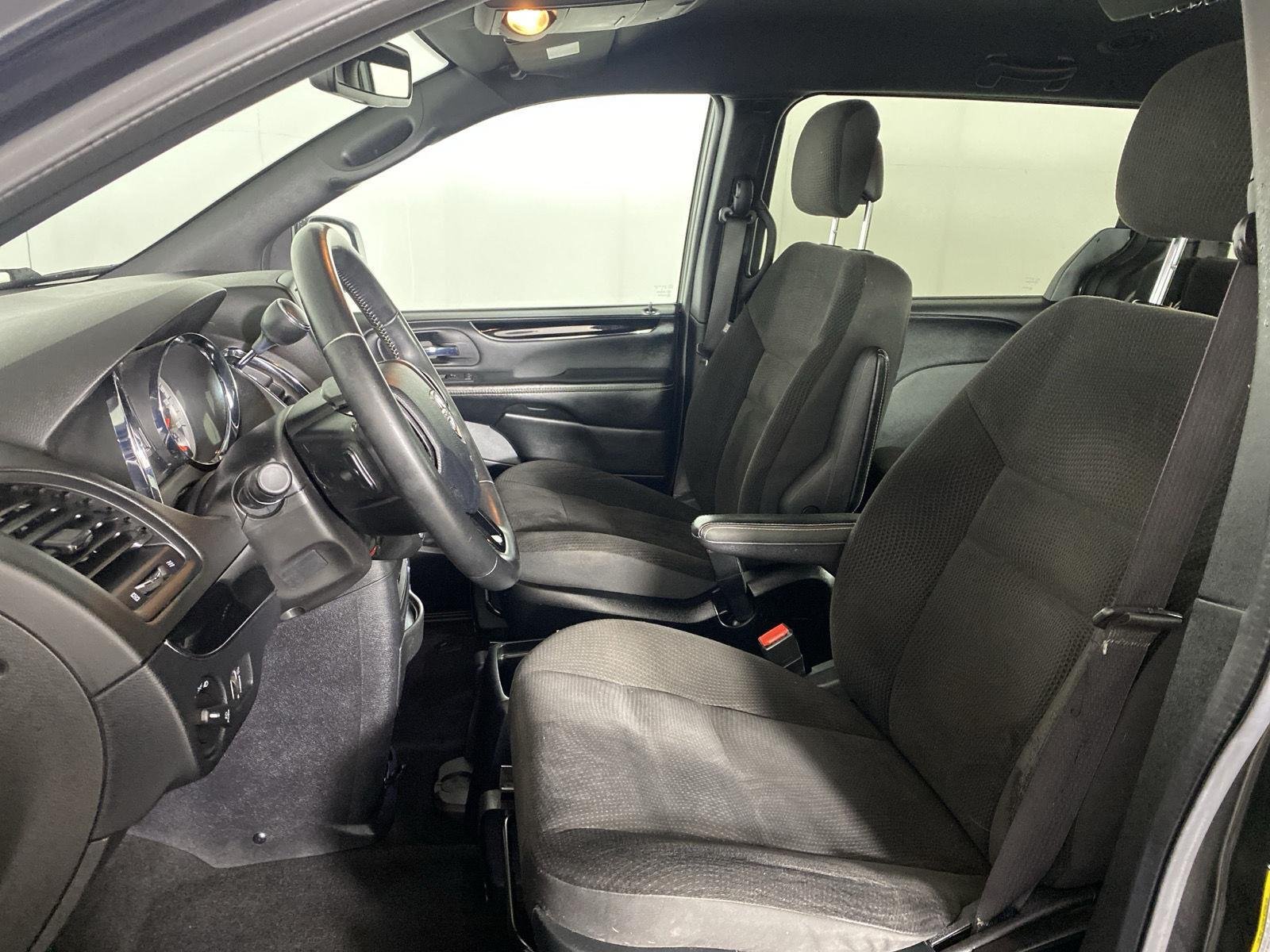 Used 2018 Black Onyx Crystal Pearlcoat Dodge SE Plus image 10