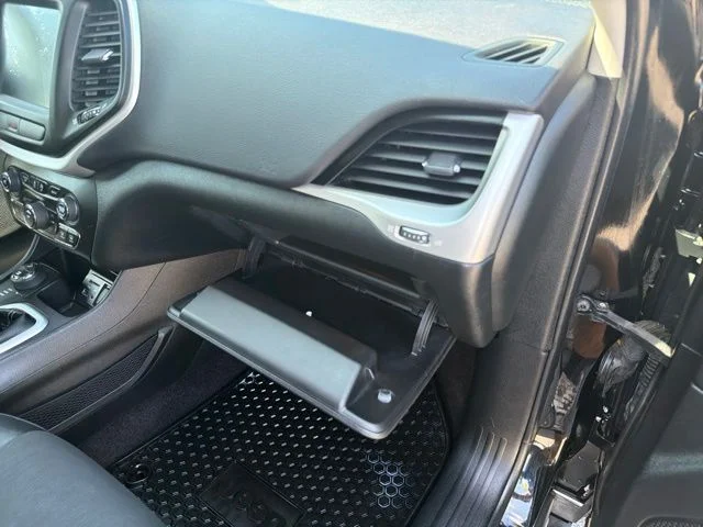 Used 2018 Diamond Black Jeep Latitude Plus image 33