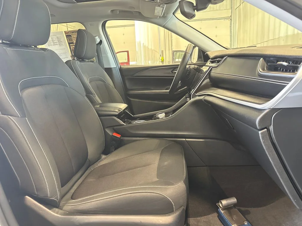 Used 2023 White Jeep Laredo image 33
