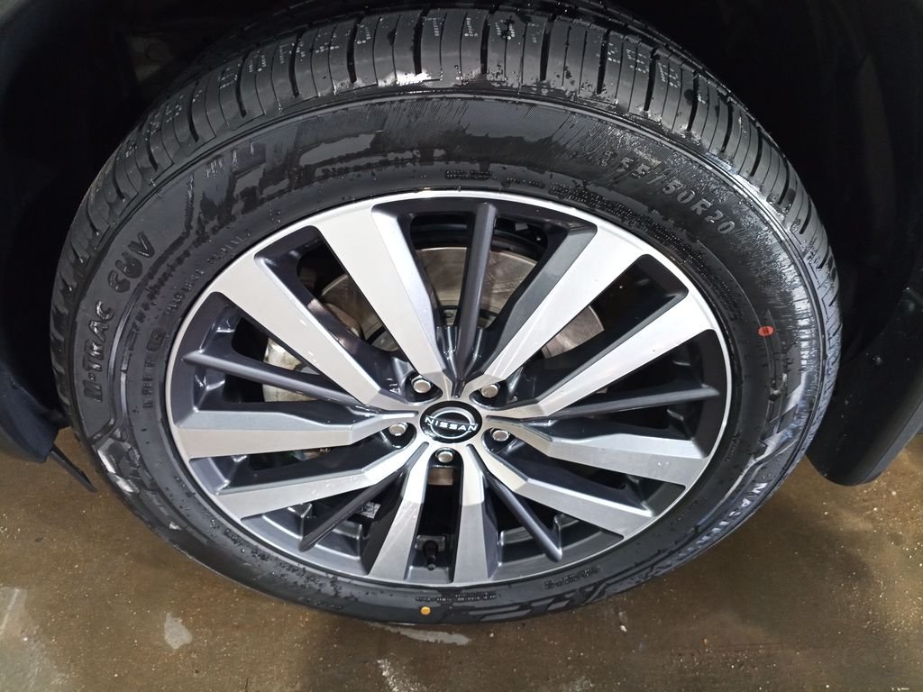 Used 2022 Black Nissan Platinum image 7