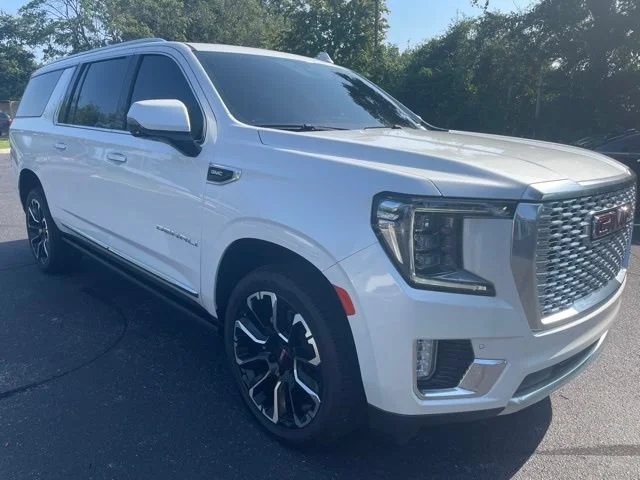Used 2022 White Frost Tricoat GMC Denali image 3