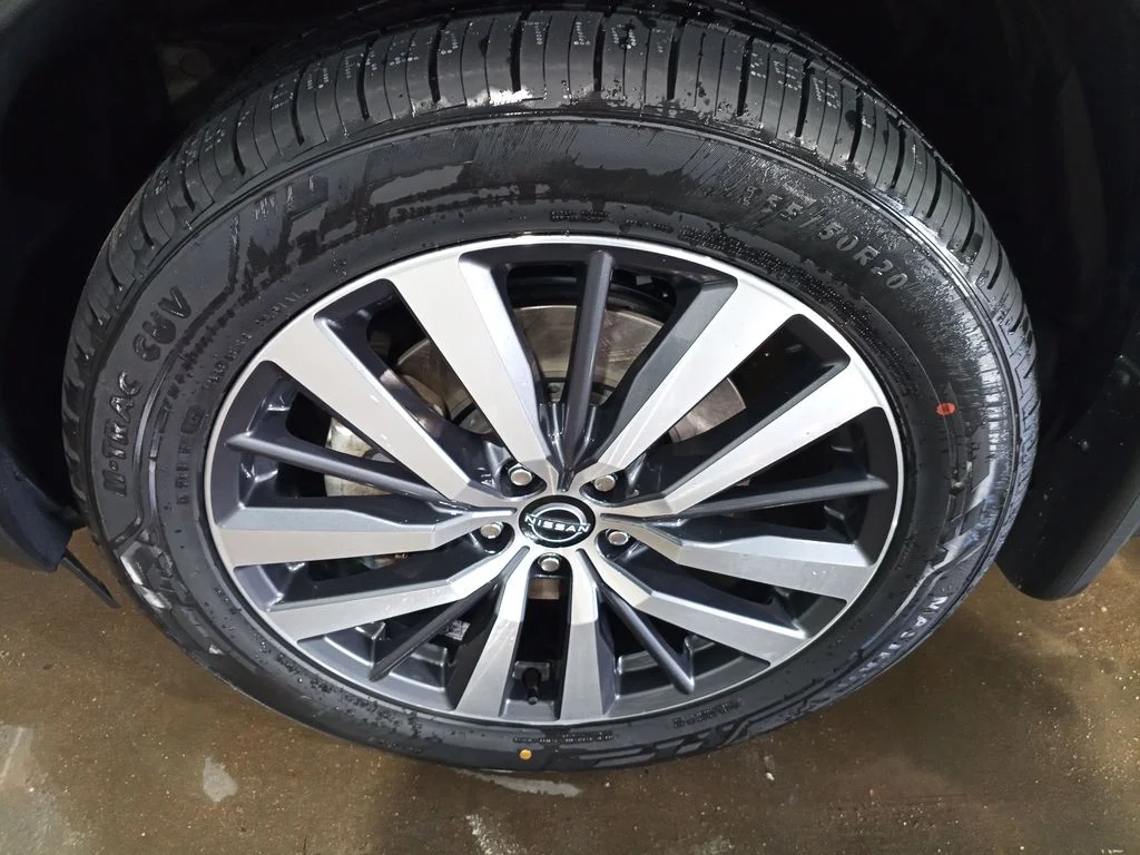 Used 2022 Black Nissan Platinum image 7
