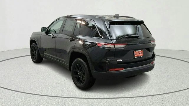 New 2026 Diamond Black Crystal Pearl-Coat Exterior Paint Jeep Laredo Altitude image 7