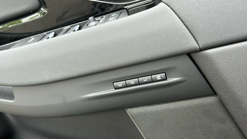 New 2026 White Land Rover Hoxton Edition image 22