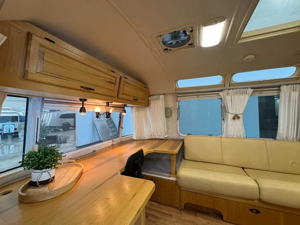 Used 2011 SILVER AIRSTREAM  image 4