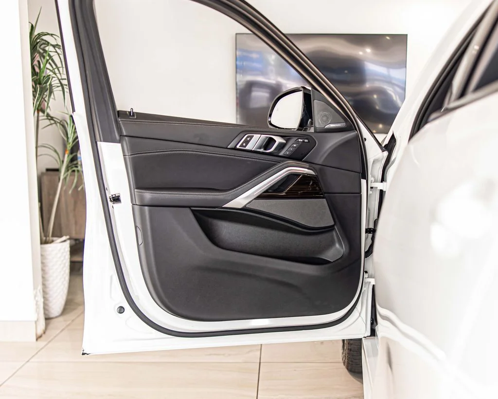 Used 2024 White BMW xDrive40i image 31