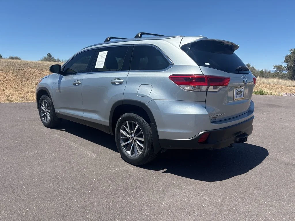 Used 2019 Silver Toyota XLE image 6