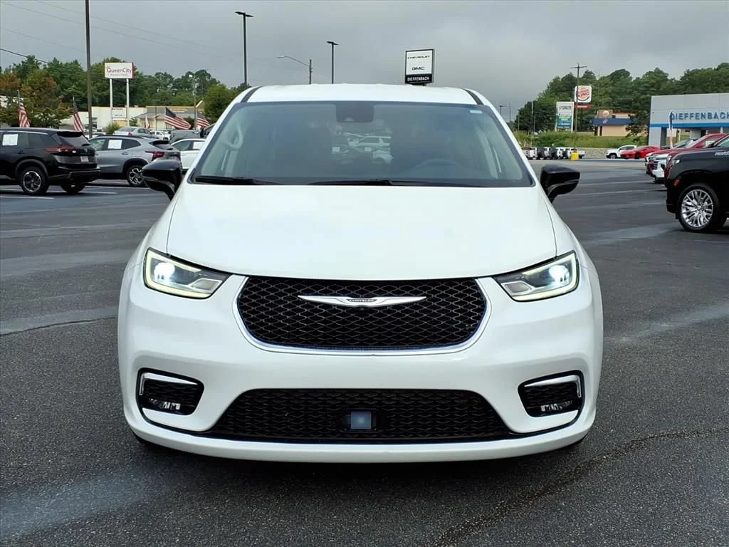 Used 2024 White Chrysler Touring L image 2