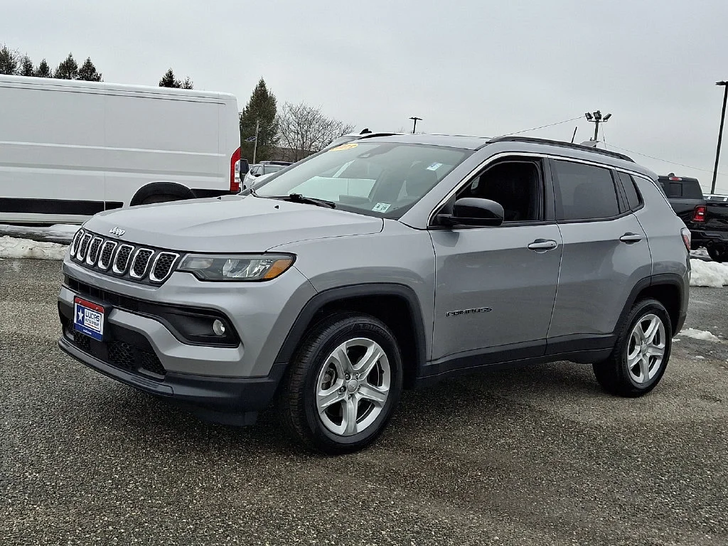 Used 2023 Billet Silver Metallic Clearcoat Jeep Latitude image 6