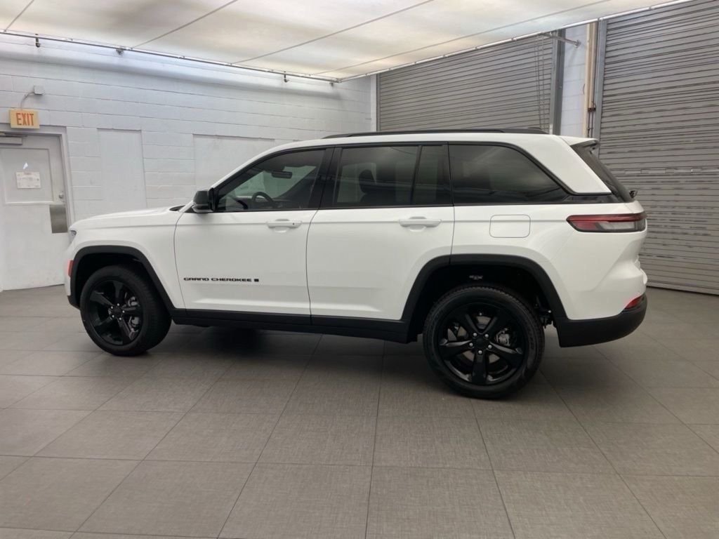 New 2025 Bright White Clear-Coat Exterior Paint Jeep Limited image 5