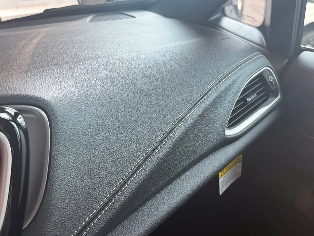 New 2026 Diamond Black Crystal Pearl-Coat Exterior Paint Chrysler Select image 18