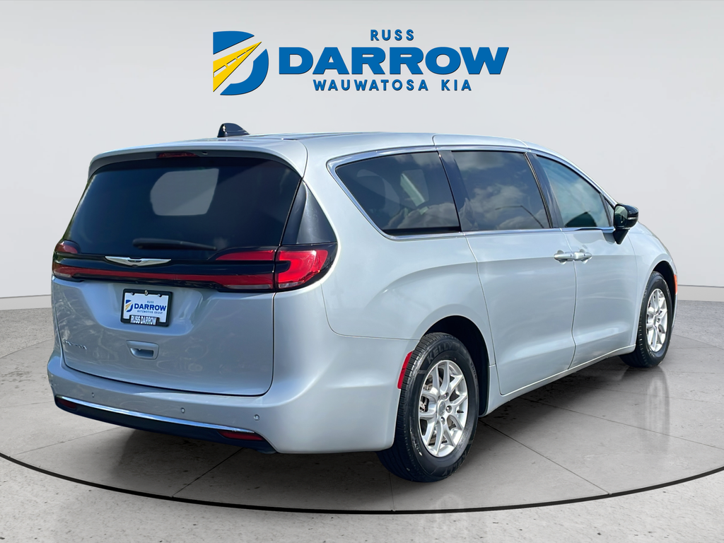 Used 2024 Silver Chrysler Touring L image 5