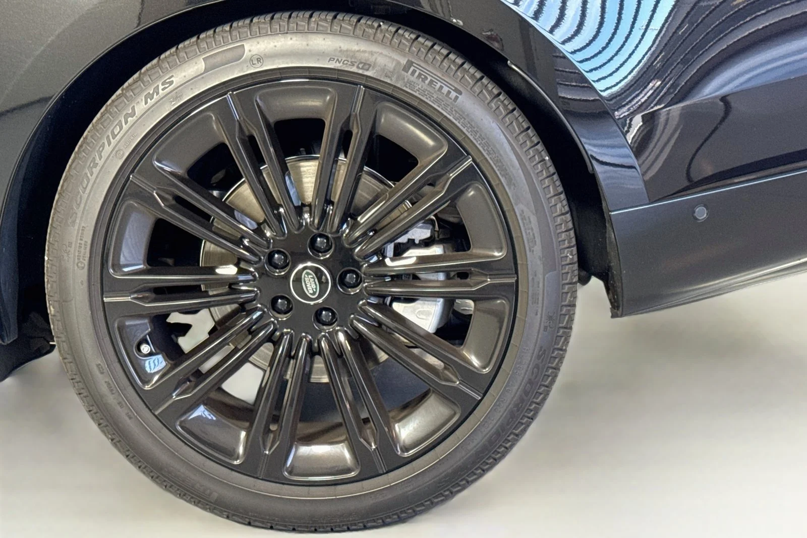 Used 2025 Santorini Black Metallic Land Rover SE image 30