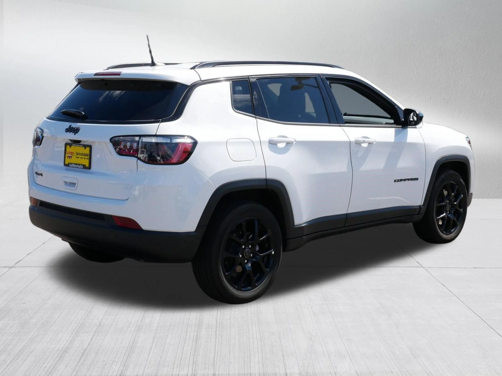Used 2026 Bright White Clearcoat Jeep Latitude Altitude image 7