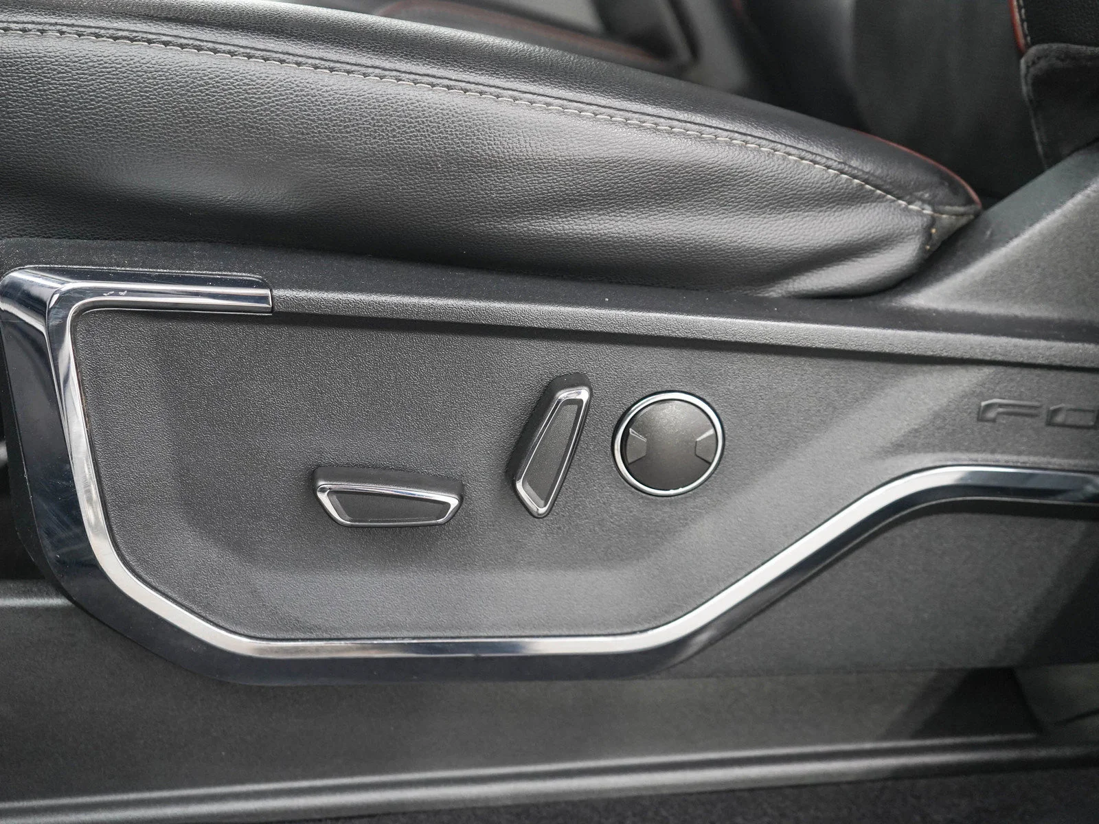Used 2023  Ford Lariat image 26