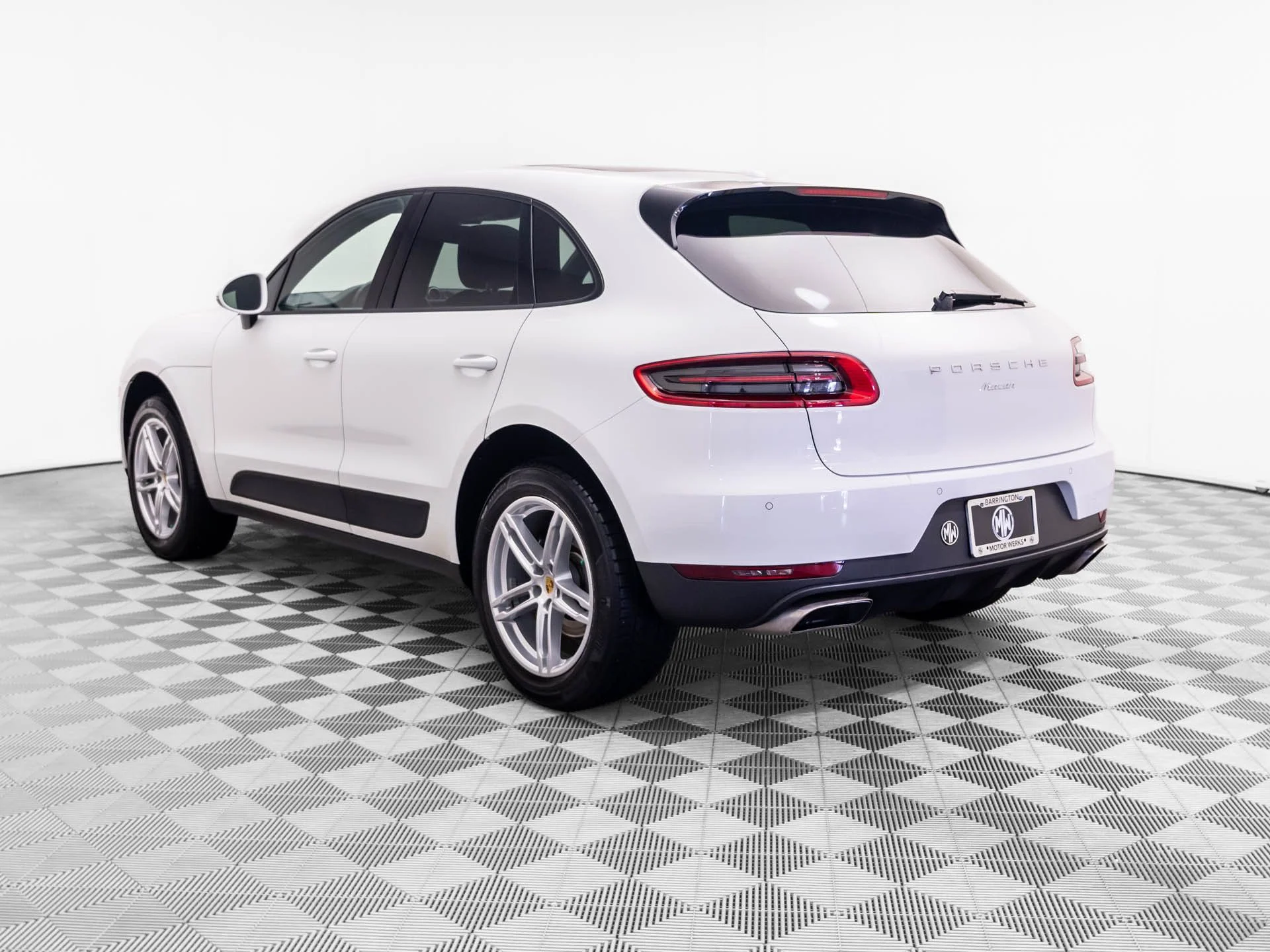 Used 2017  Porsche  image 3