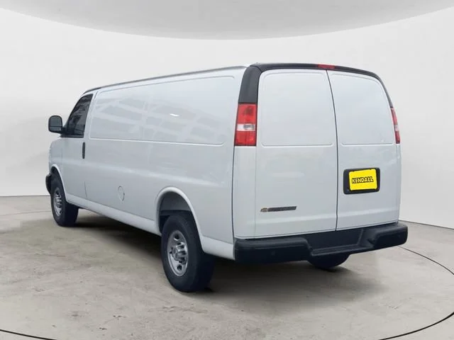 New 2025 Summit White Chevrolet WT image 3