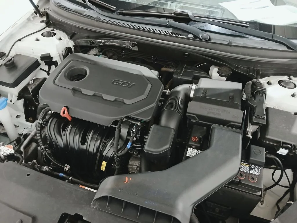 Used 2018 White Hyundai SE image 29