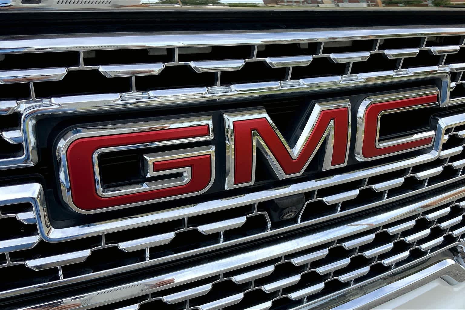 Used 2019 White Frost Tricoat GMC Denali image 32