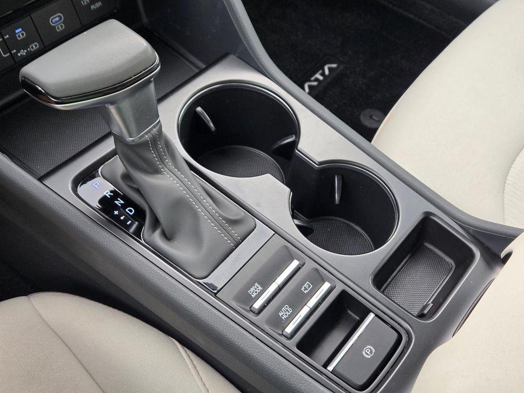 New 2026 White Hyundai SE image 32