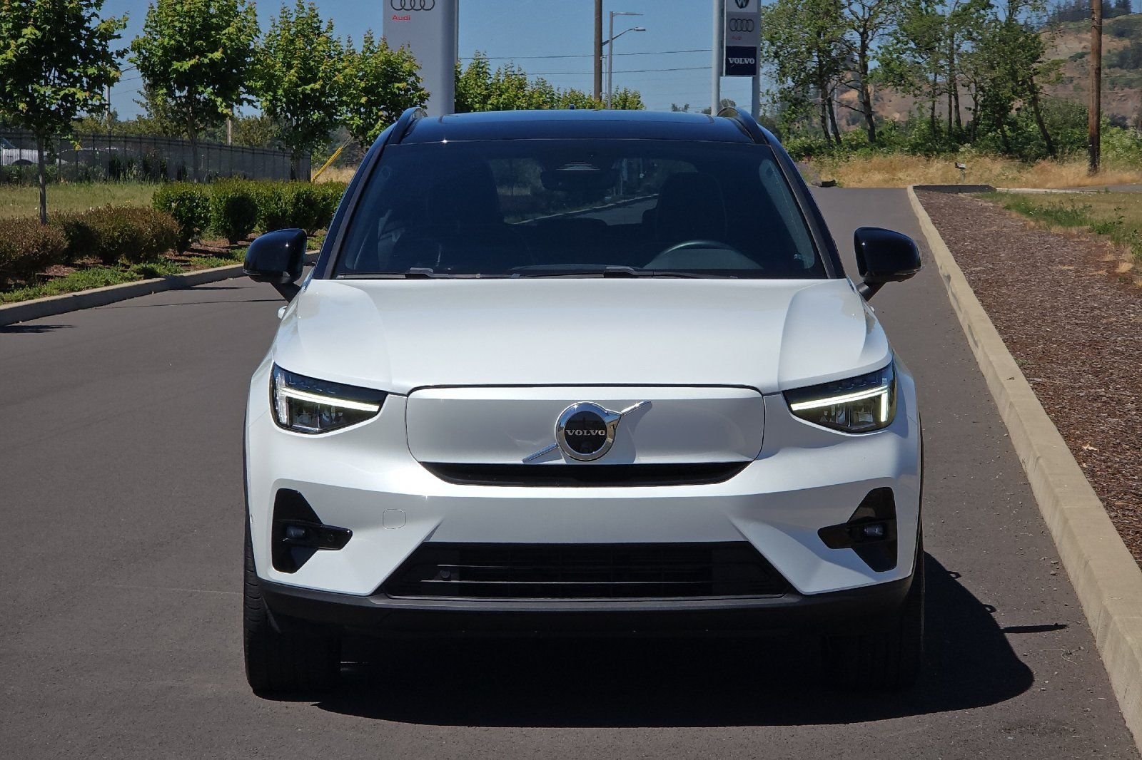Used 2023 White Volvo Twin Plus image 8