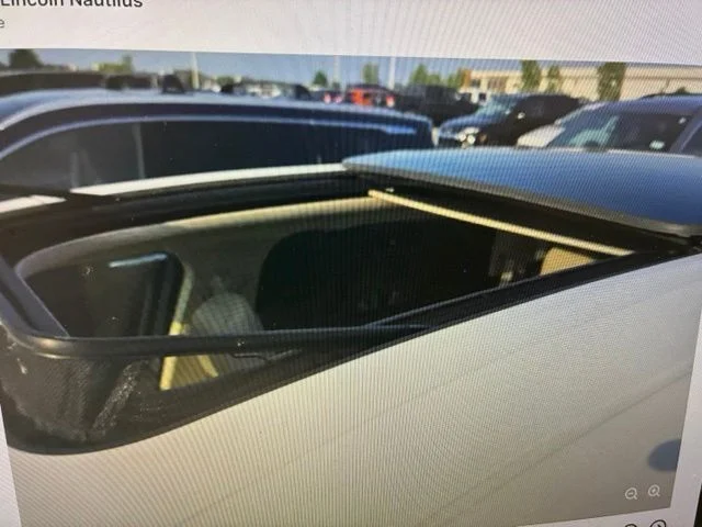 Used 2023 White Lincoln Reserve image 4