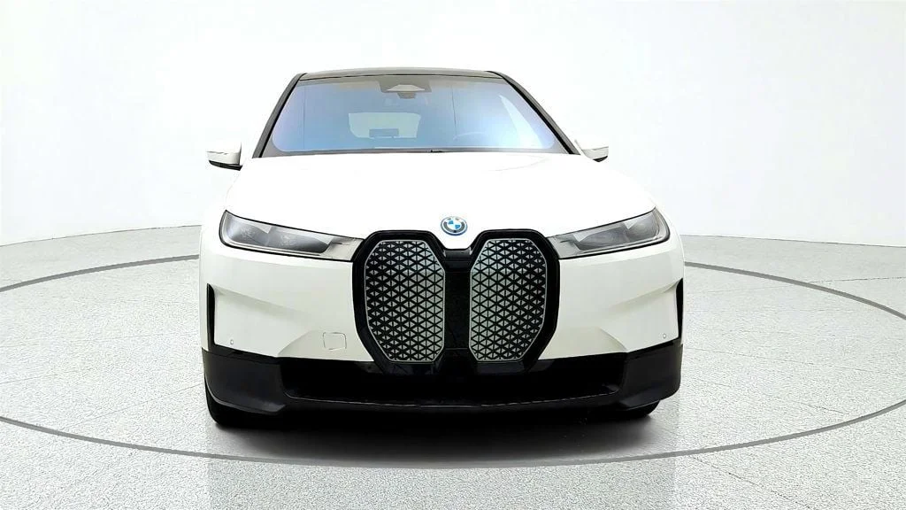 Used 2025 Alpine White BMW xDrive50 SAV w/ Ventilated Seats image 2