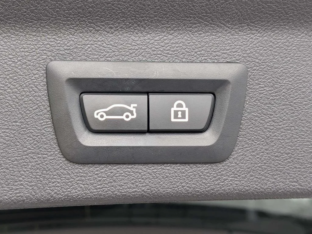 Used 2022 White BMW sDrive30i image 13
