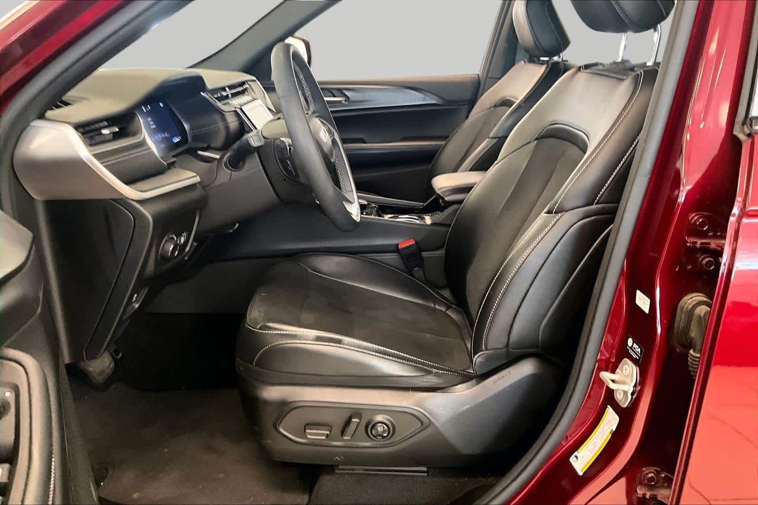 Used 2023 Velvet Red Pearlcoat Jeep Altitude image 7