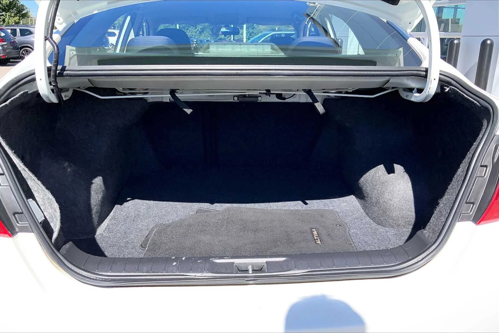 Used 2018 Glacier White Nissan 2.5 S image 33