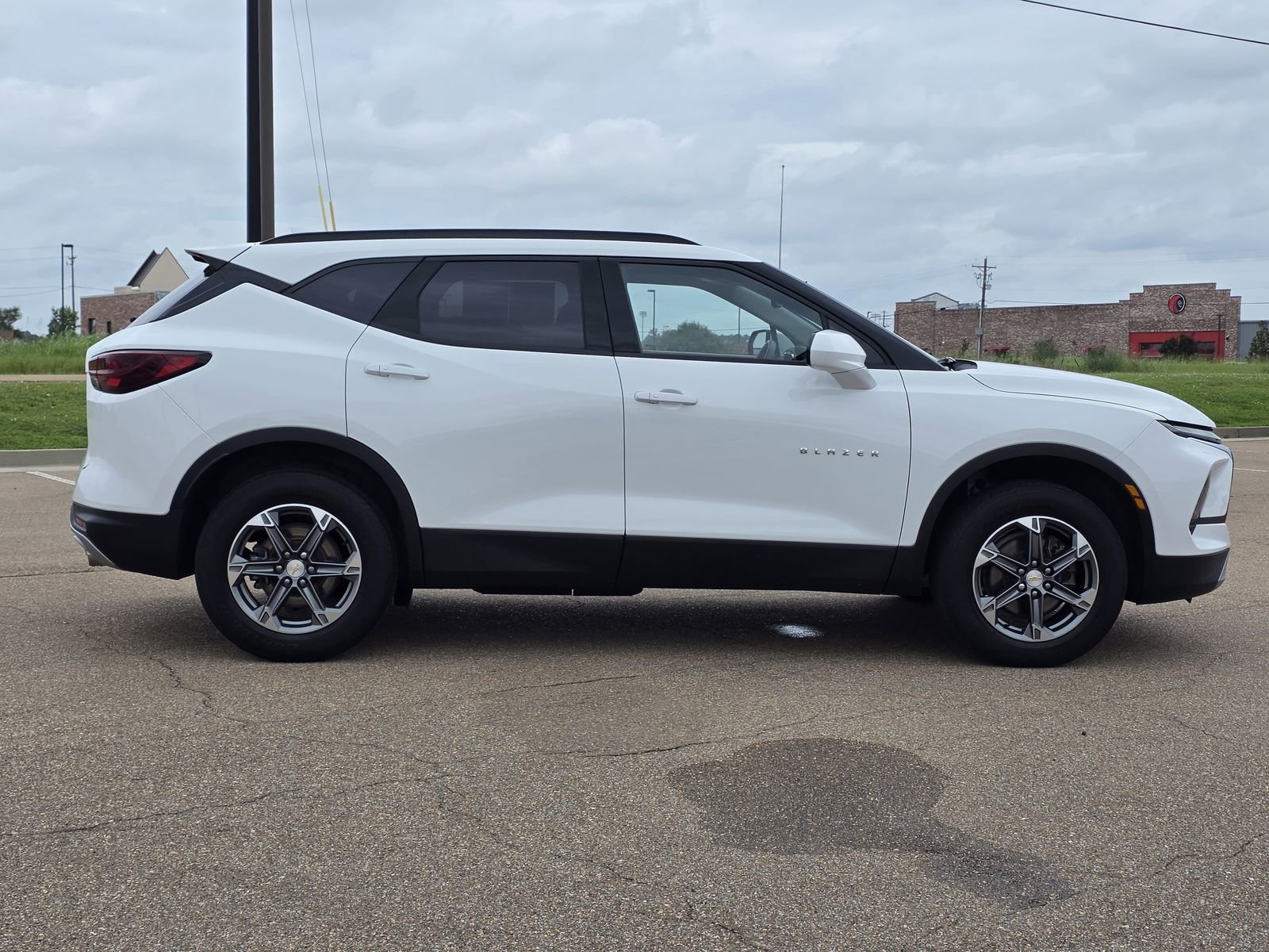 Used 2024 Summit White Chevrolet 2LT image 4