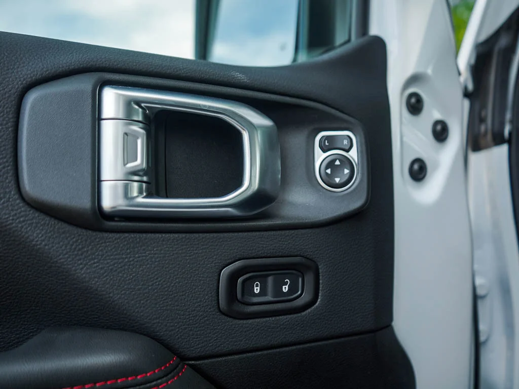 New 2026 Bright White Clearcoat Jeep Rubicon X image 18