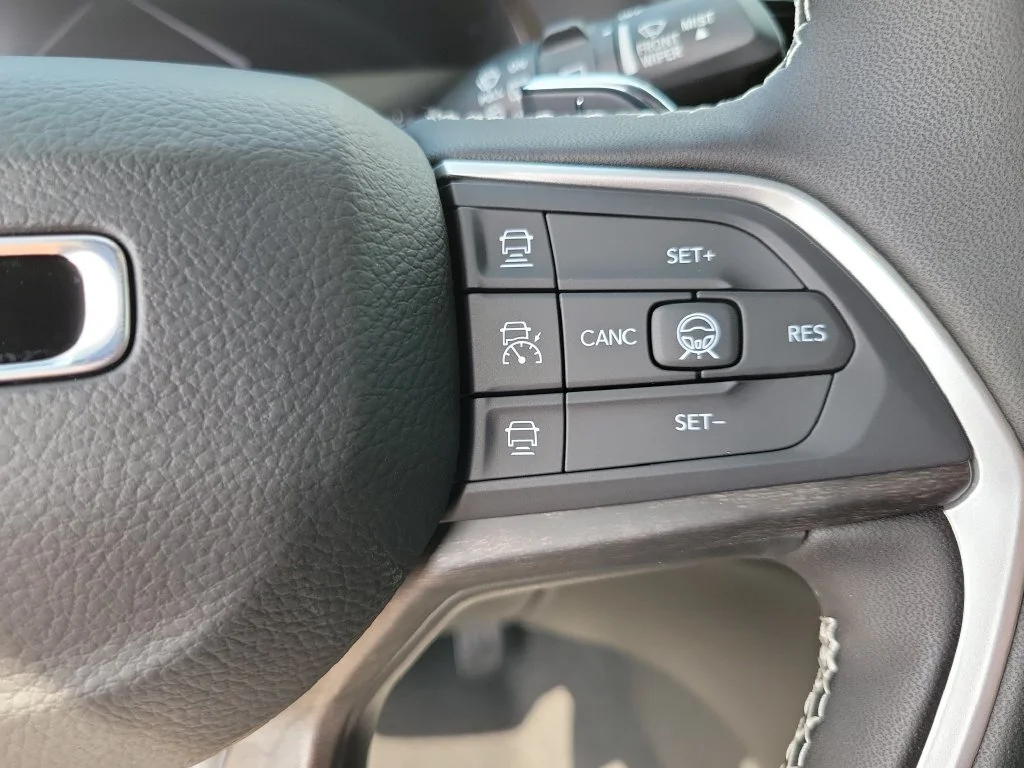 New 2027 Gray Jeep Laredo Altitude image 16